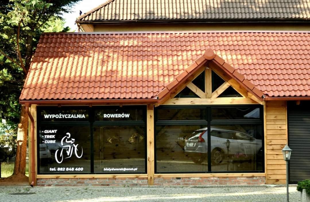 Dom Goscinny Bialy Dworek Człuchów Exterior foto