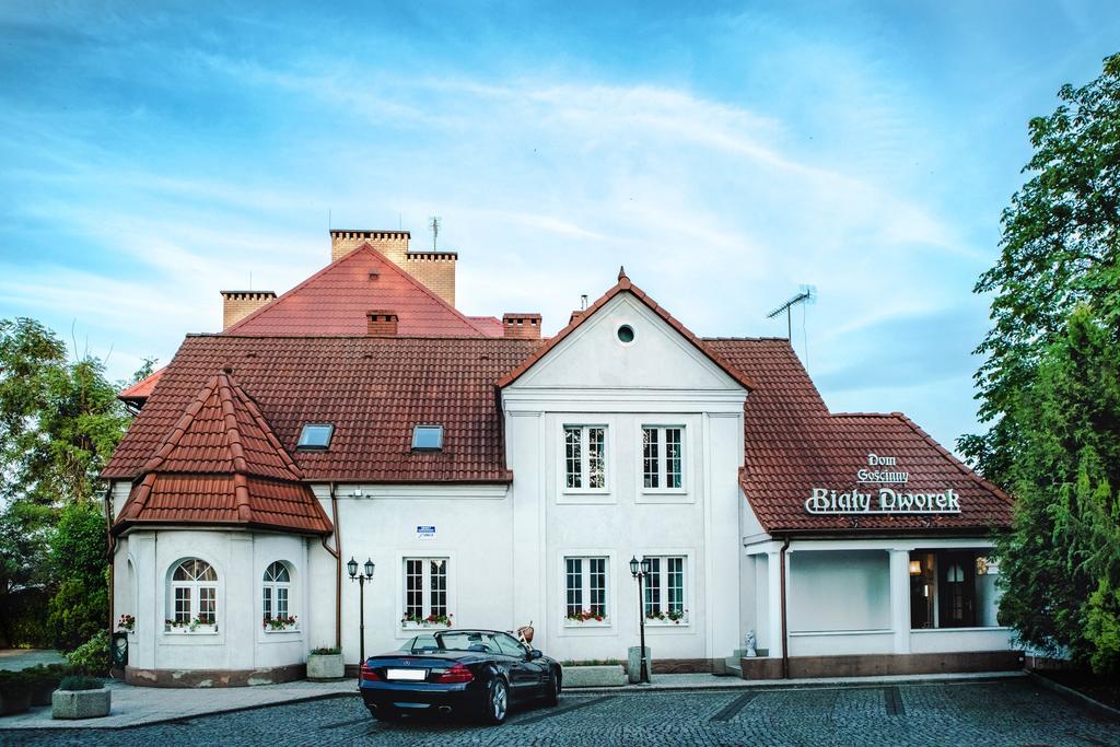 Dom Goscinny Bialy Dworek Człuchów Exterior foto