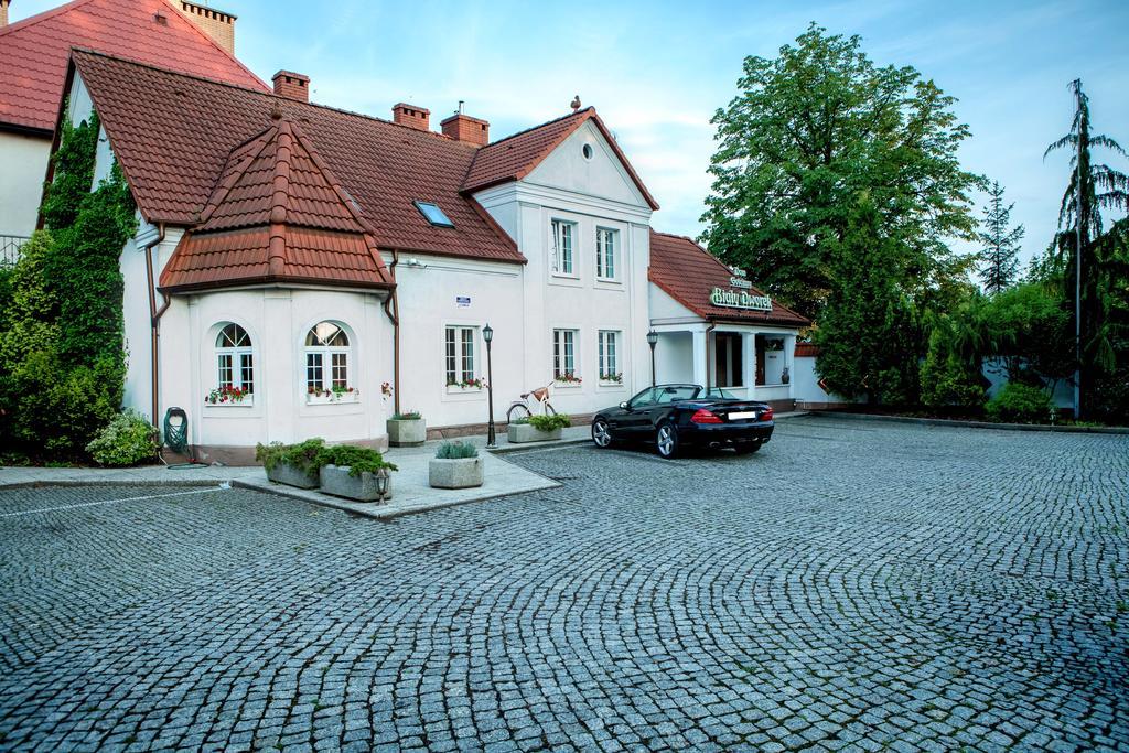 Dom Goscinny Bialy Dworek Człuchów Exterior foto