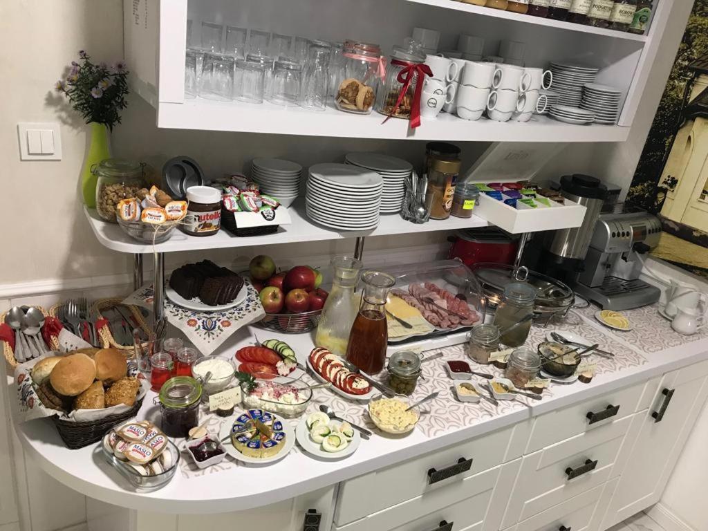 Dom Goscinny Bialy Dworek Człuchów Exterior foto